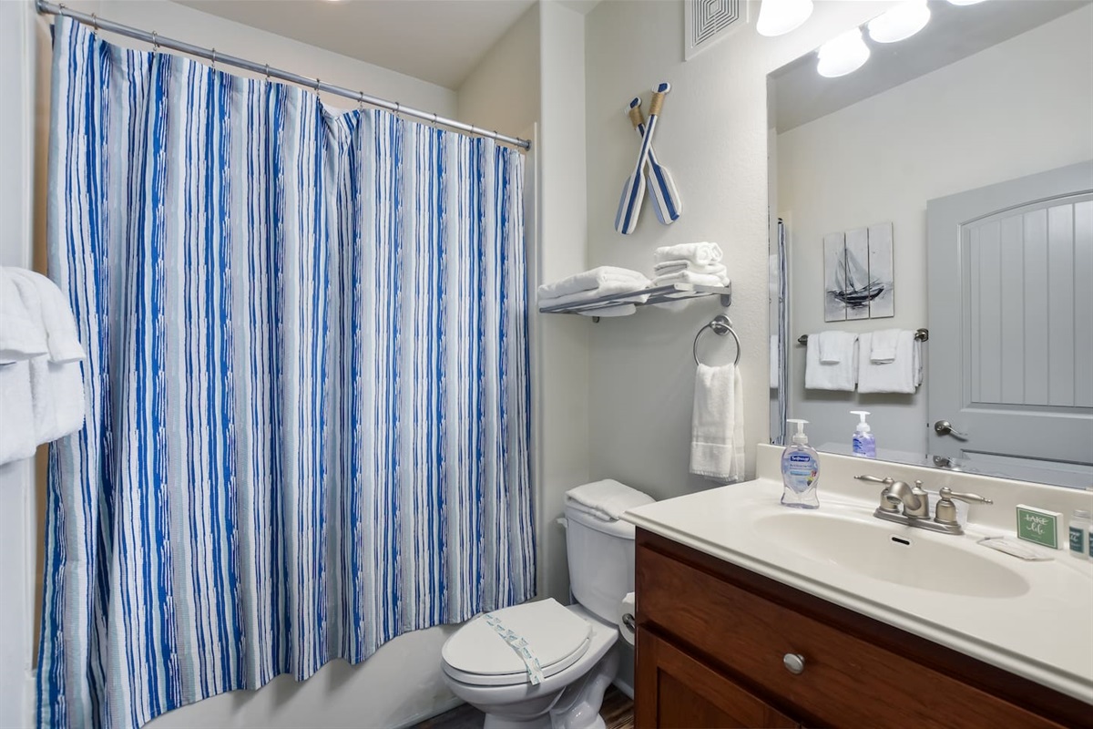 Full Guest Bath in Hallway