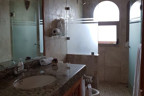 Suite 4 (1st Flr) - Bathroom 