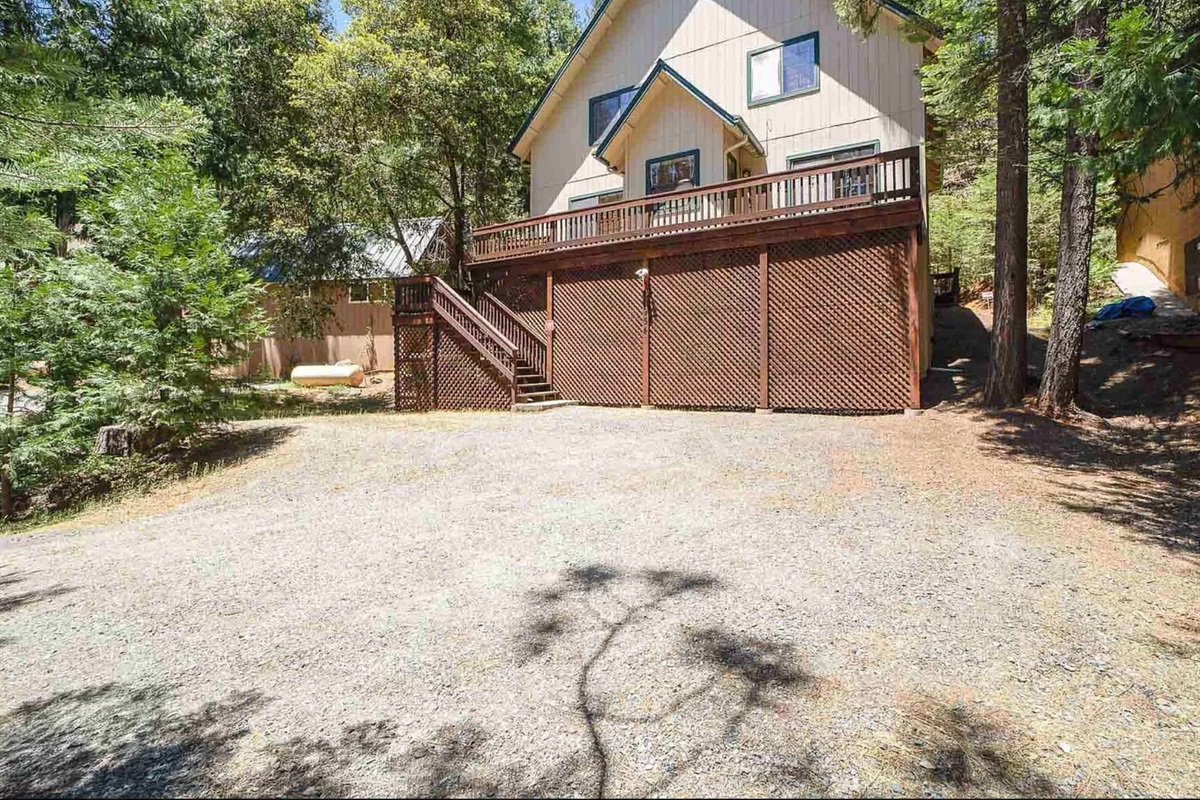 Front of cabin and driveway.