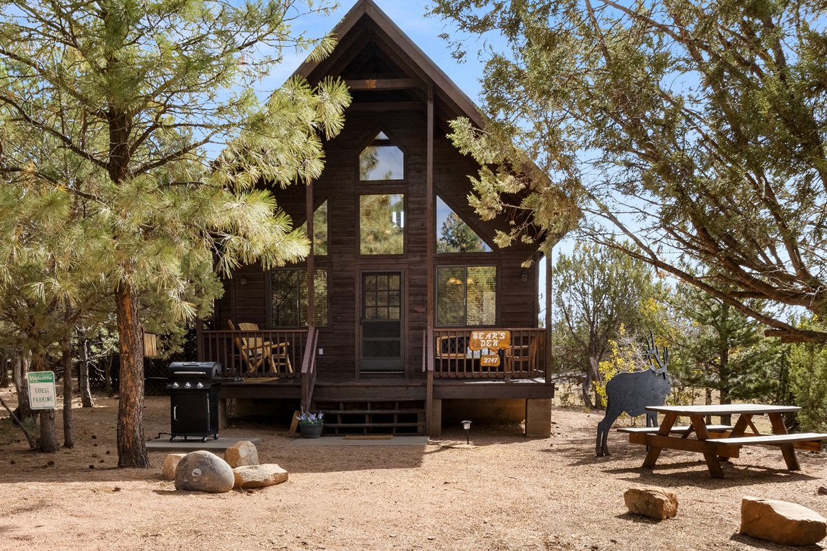 Welcome to Bear's Den in Overgaard, AZ