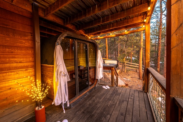 🧖✨ Your private sauna awaits with robes ready, warm string lights 💡, and forest views 🌲…then slip into the hot tub for the perfect unwind 💦🔥🧖✨ 