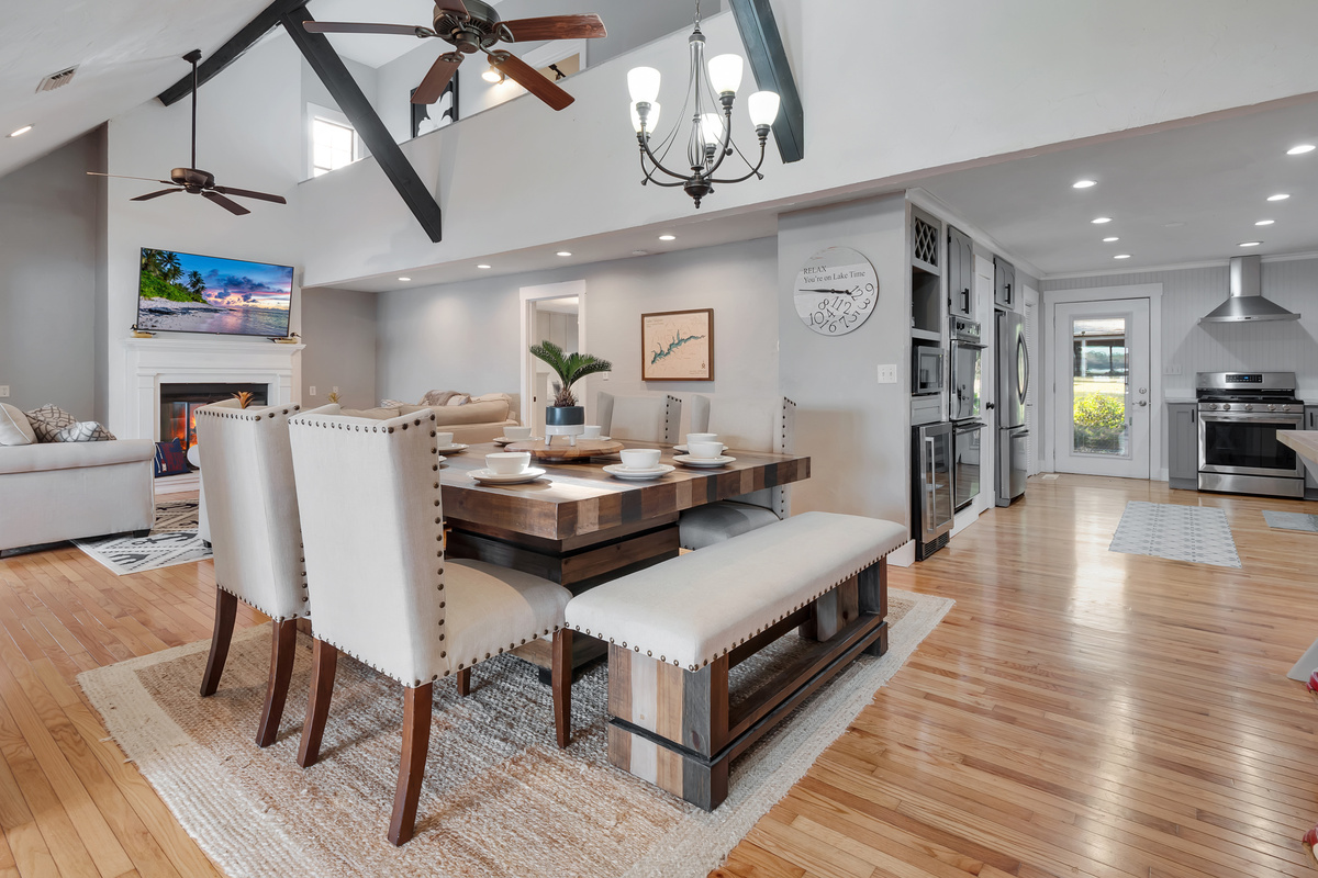 4k tv, gas fireplace, sleeper sofa