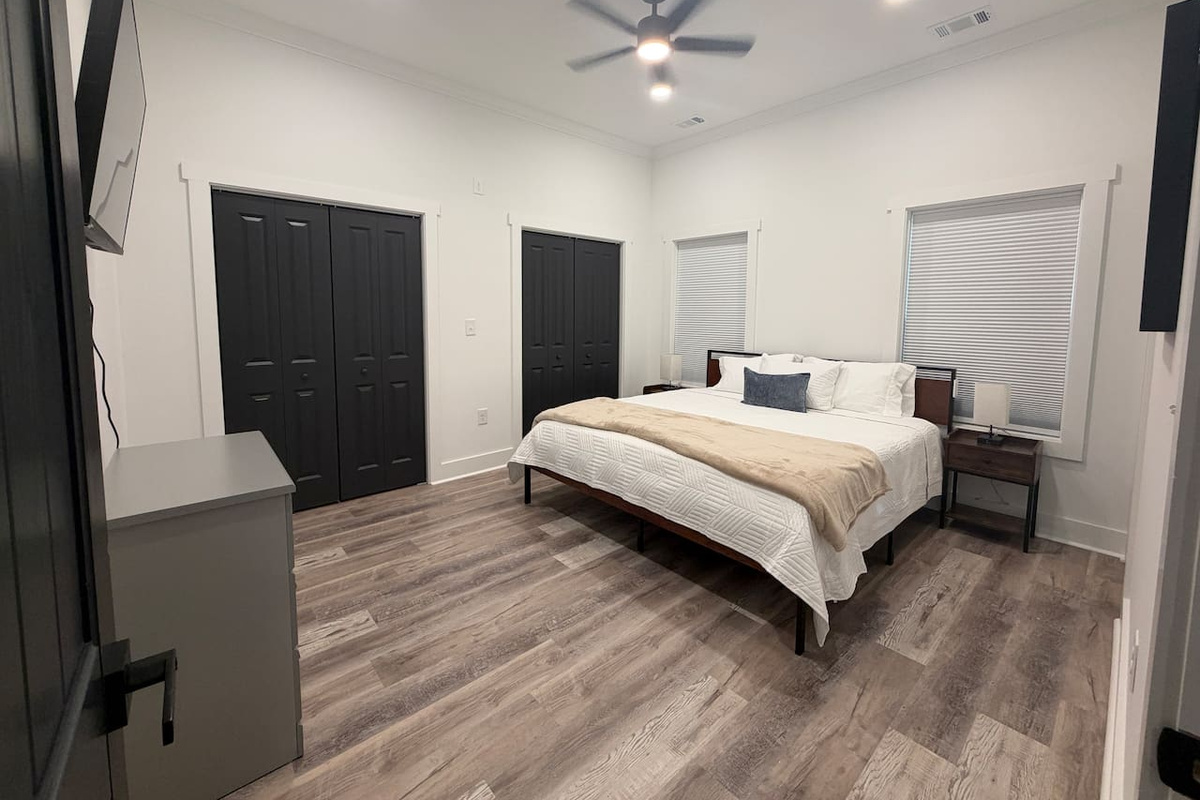 Located on first floor. King bed. Smart TV. En suite  full bath. 
