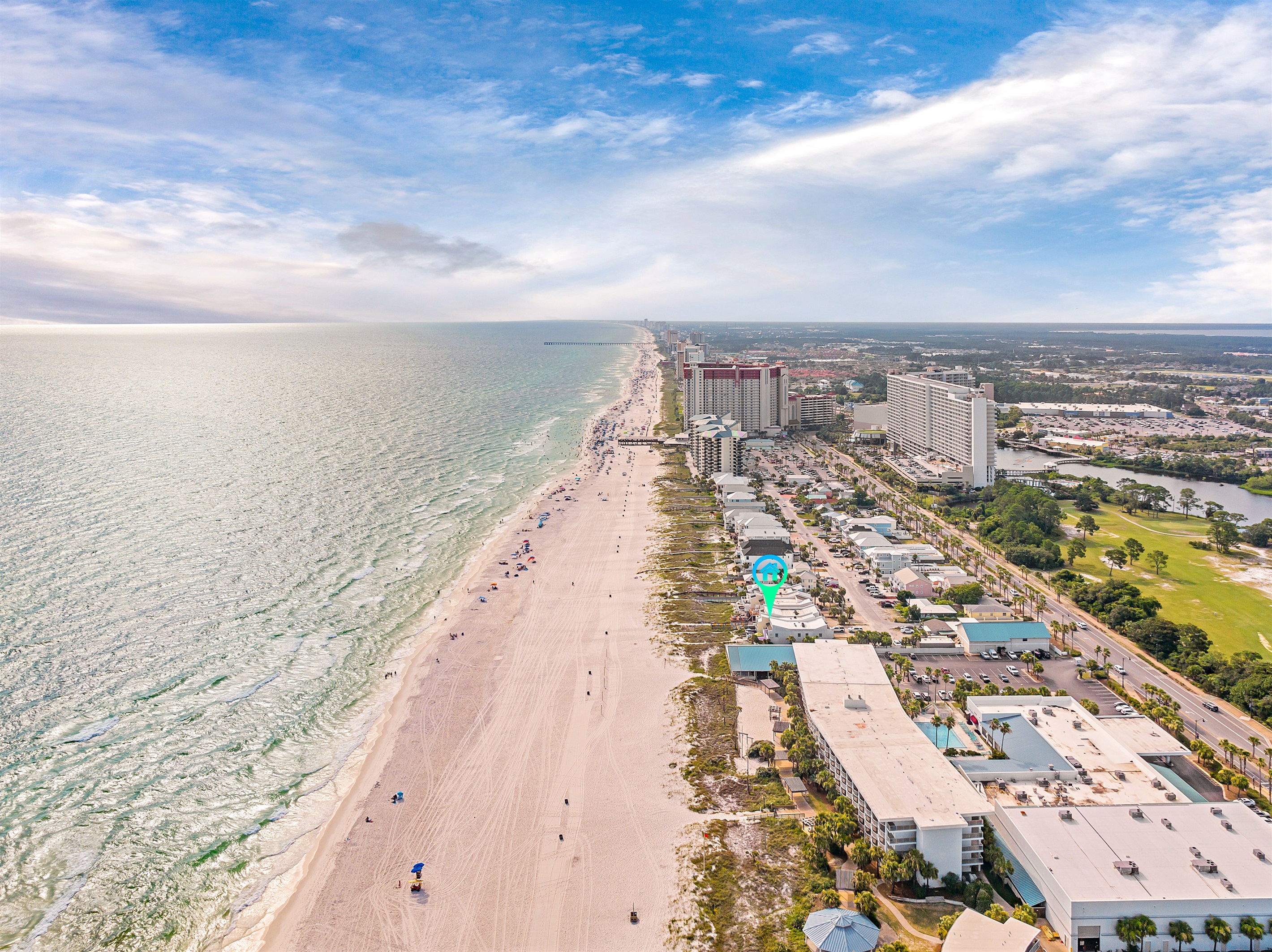 Enjoy panoramic views of the pristine coastline from this beachfront townhouse. Perfect for beach lovers and families.