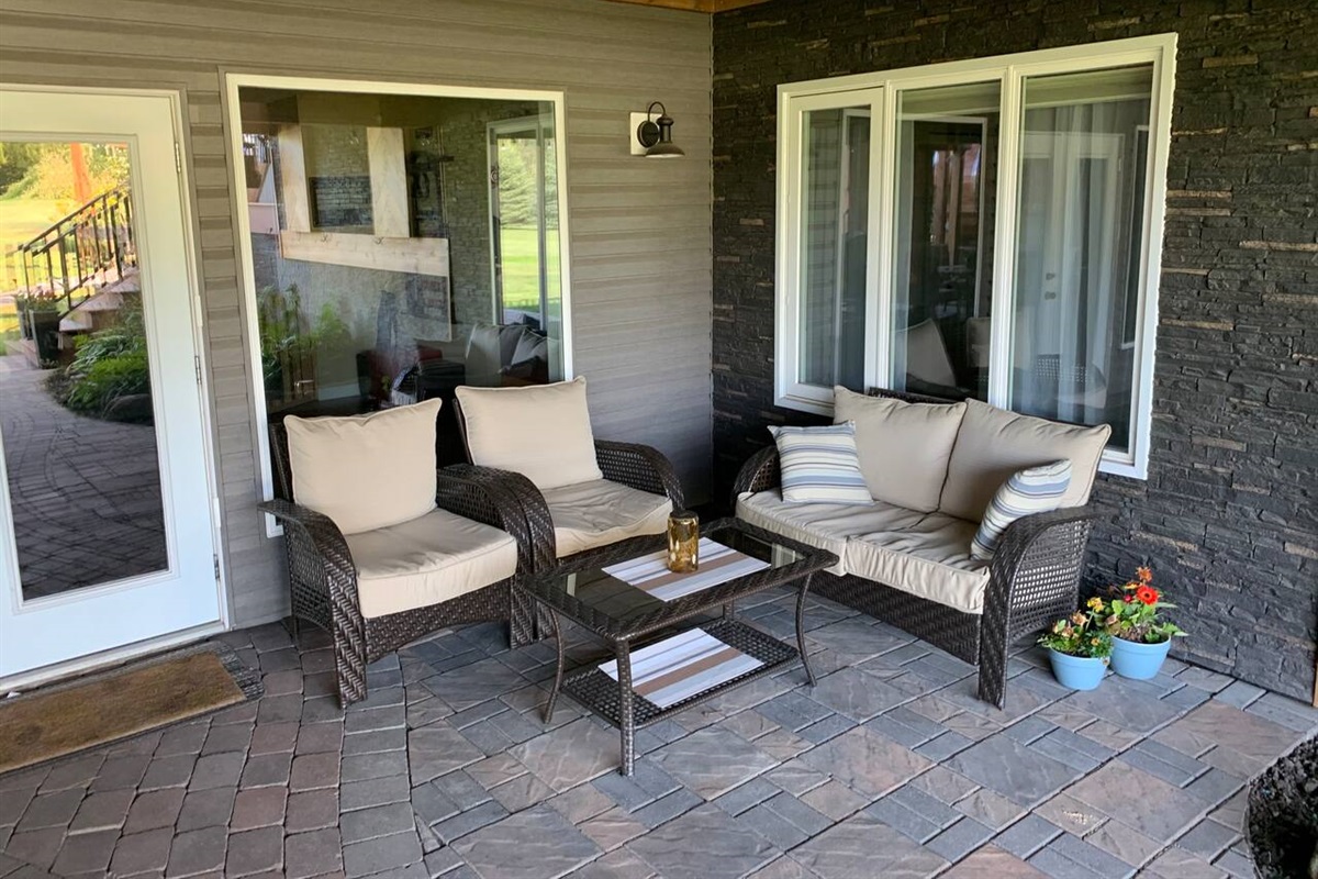 WALK OUT PATIO SEATING