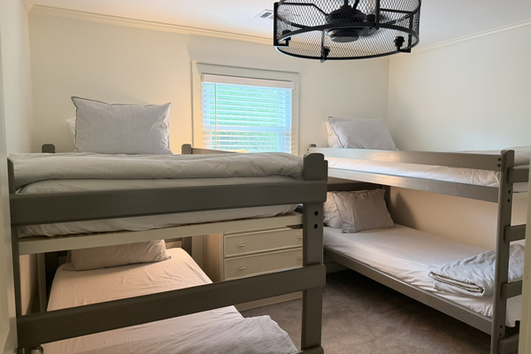 Upstairs Bunkroom with 2 bunks