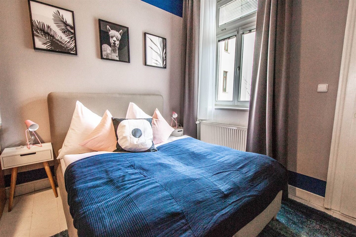 Sleeping area in the 2nd room - comfy queen size bed (160cm). Cute table lamp.