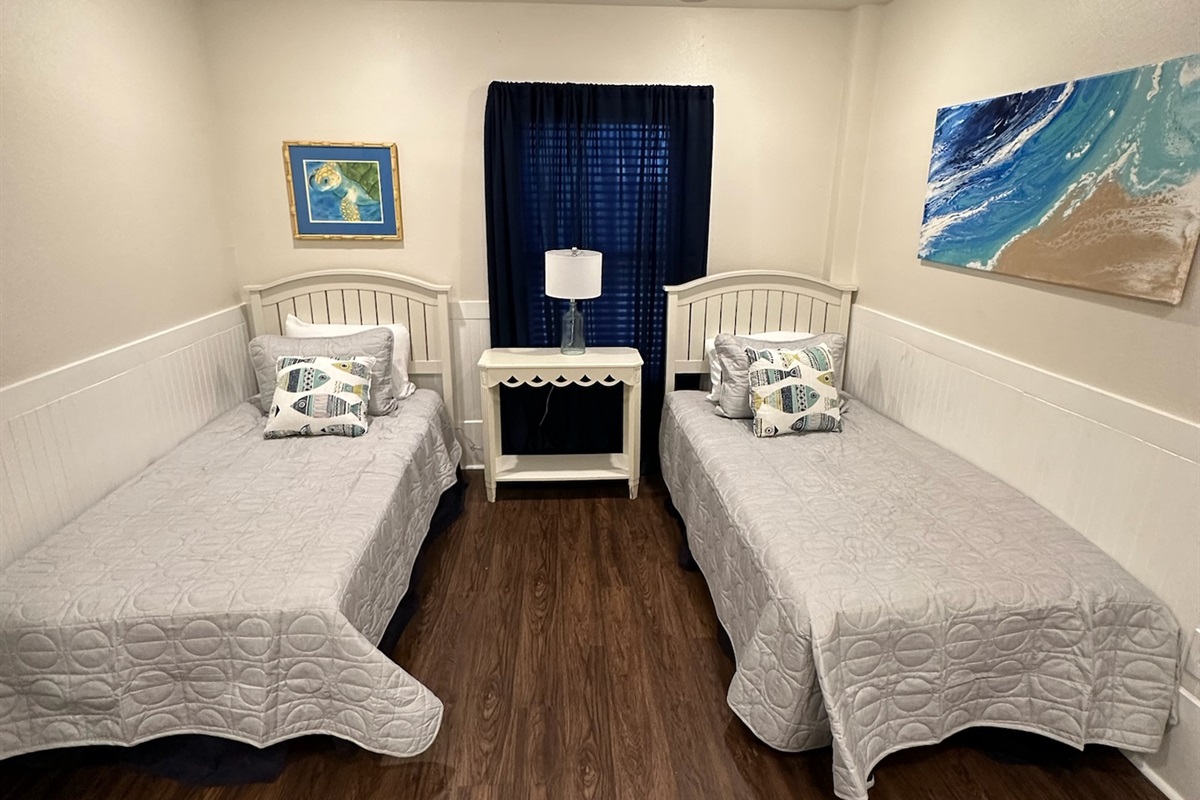 Downstairs twin bedroom (2 twins)