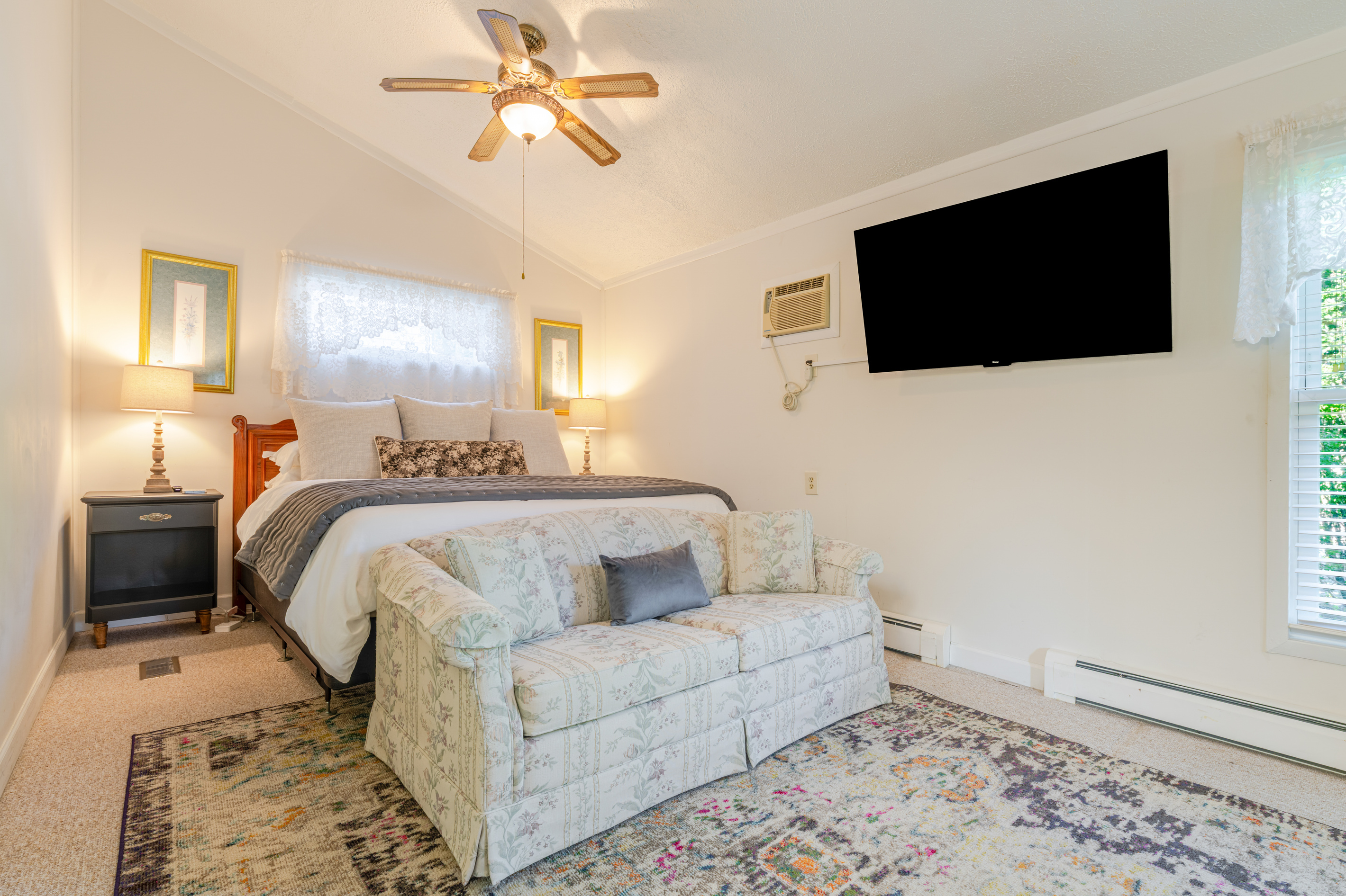 Room 7 “Commodore Perry Suite” Bed and Breakfast in Marblehead Ohio