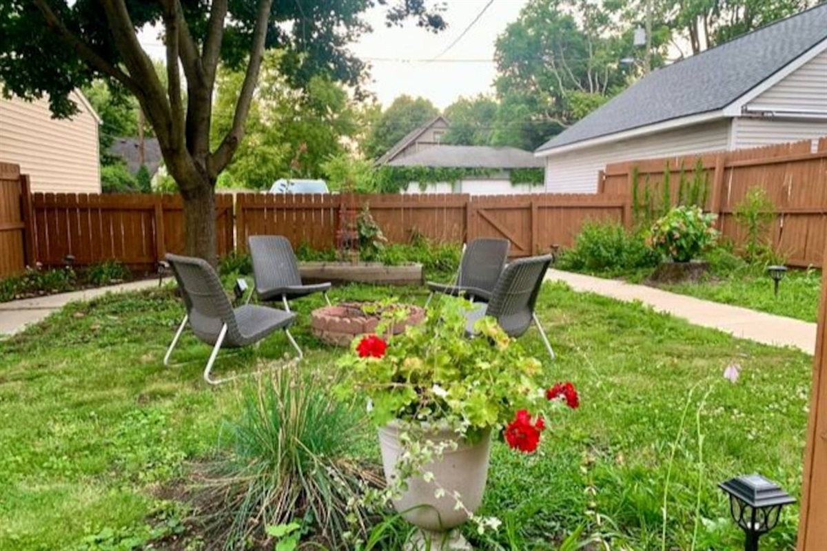 
Private, fully fenced backyard with fire-pit seating, garden patio spaces, and secure off-street parking — ideal for longer stays, relaxed evenings, and everyday outdoor living.
