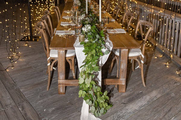 The ambiance of an evening dinner event.