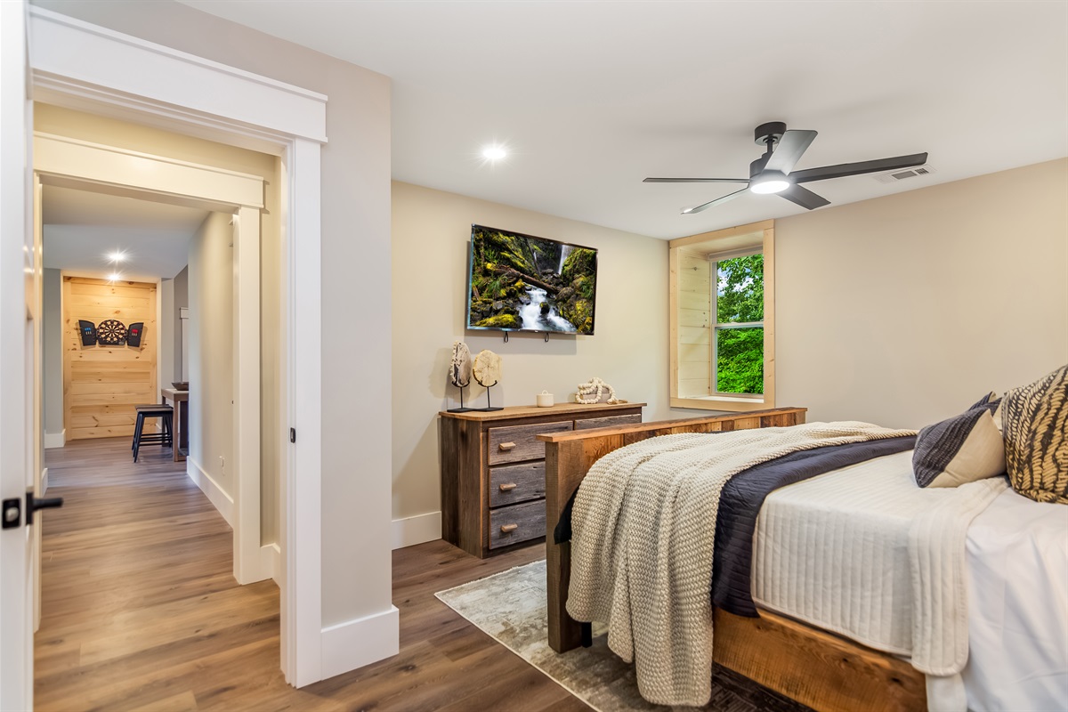 2nd primary bedroom - king bed 