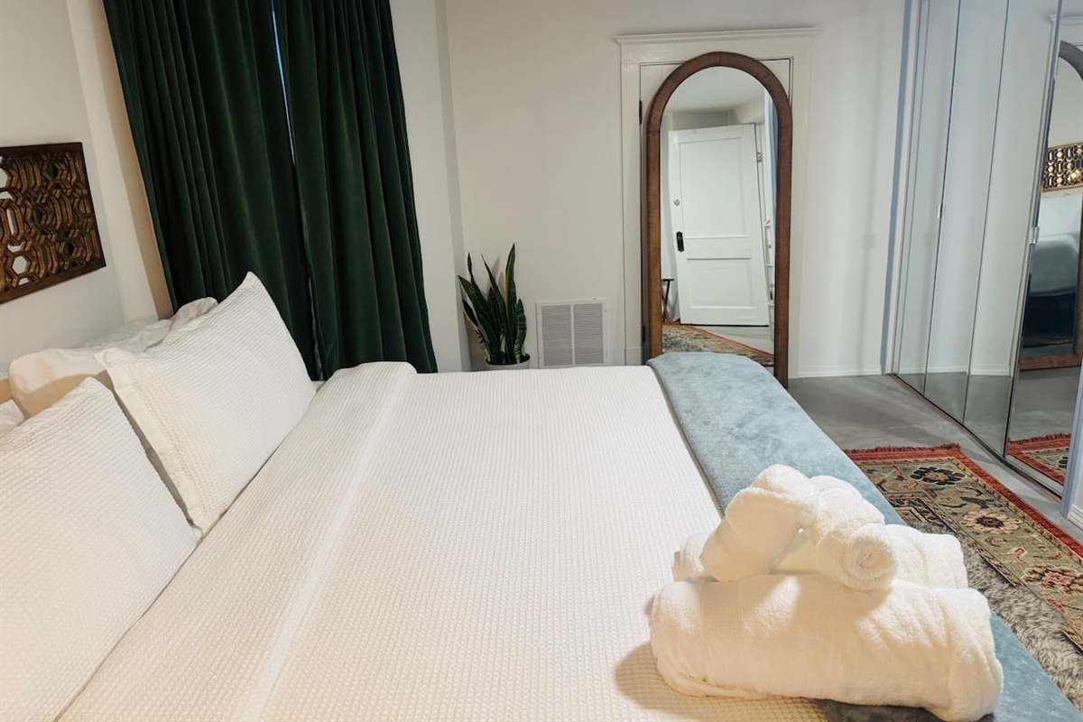 King-bed with soft linens and peaceful atmosphere.