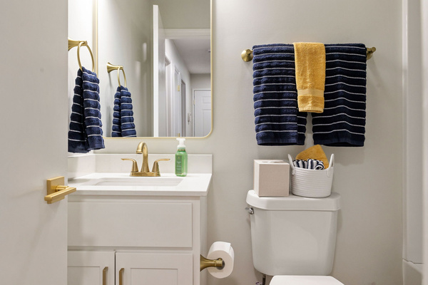 Modern Luxury Condo | Walk to Notre Dame | 2BR/2BA | Parking, photo 22