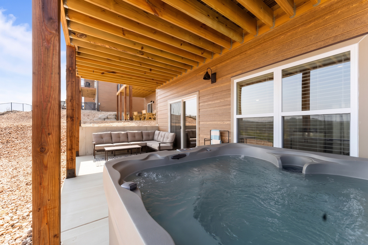 Hot tub in lower level deck