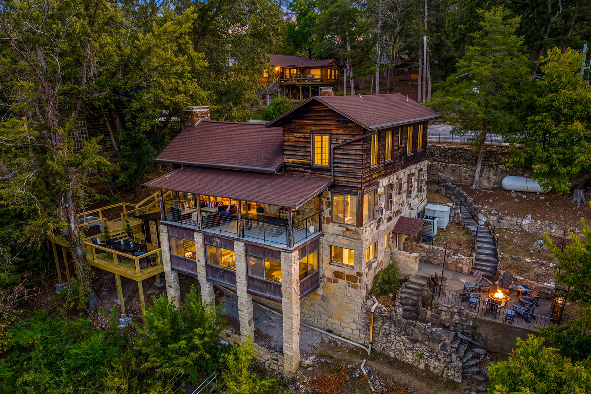 Golden hour looks pretty good on Cliff Haus. ✨ Our newly reimagined outdoor spaces were designed for evenings exactly like this.