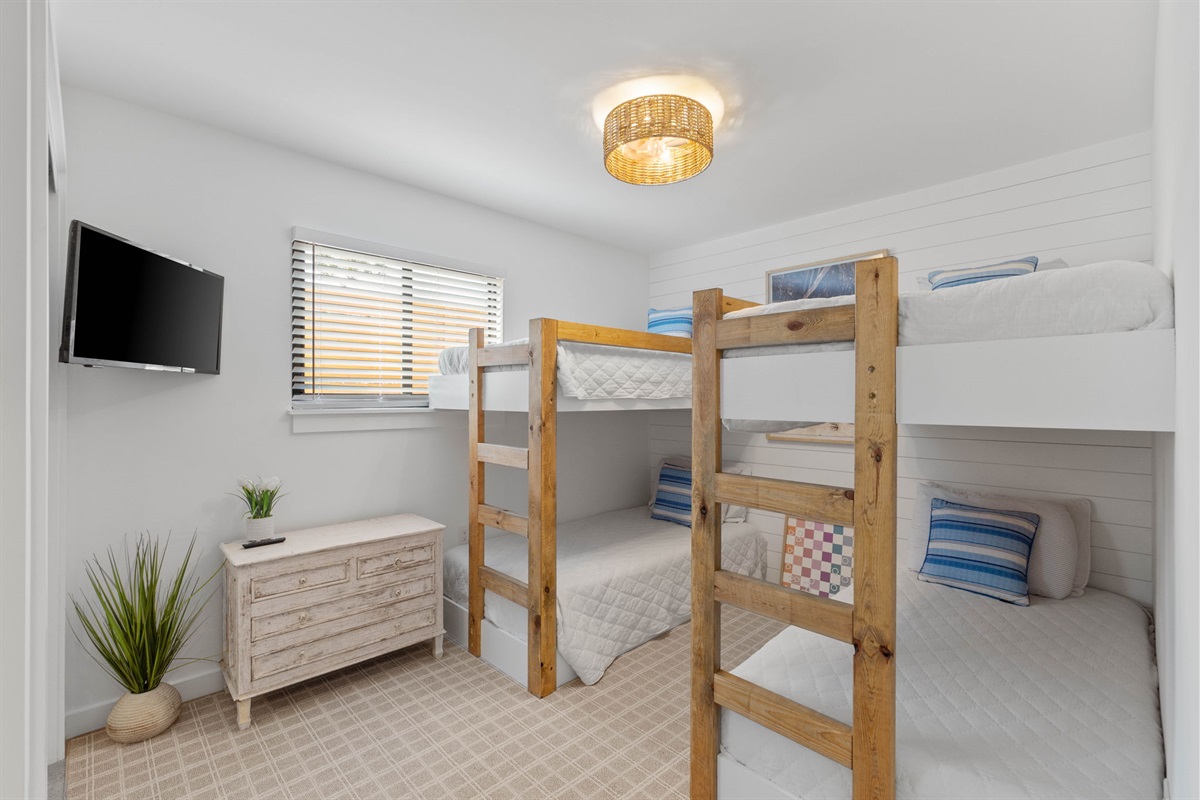 Small Serenity 5's Guest Bedroom: Two Custom Twin Bunk Beds, Smart TV, Closet, Private Bathroom with Shower/Tub combo (sleeps 4)