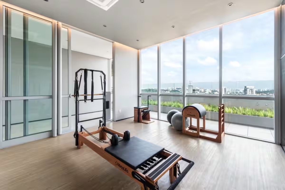 🧘 Espaço de pilates no condomínio, equipado com aparelhos profissionais e vista ampla, ideal para treinos tranquilos e revigorantes.