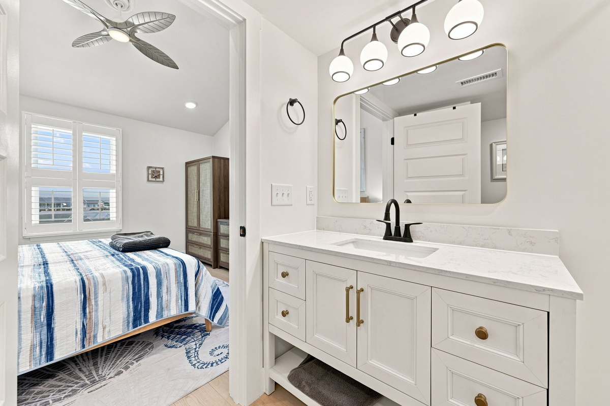 Clean lines, modern style, and plenty of storage for an effortless stay.
