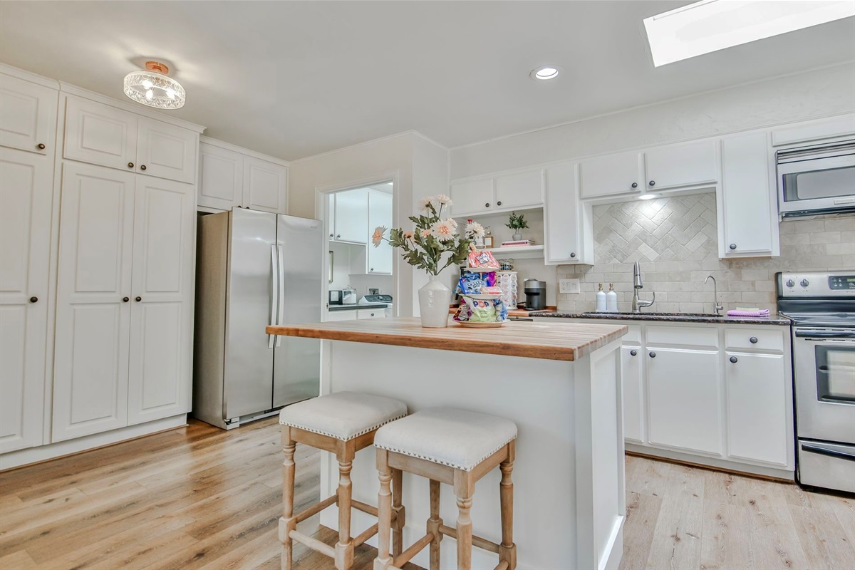 A well-appointed kitchen where even the most discerning cook would feel inspired. With a view of the courtyard and every essential at hand, this space is as practical as it is picturesque.