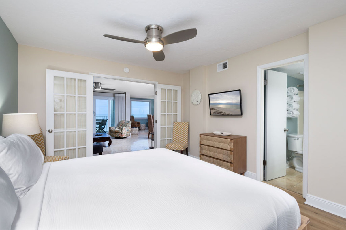 King bedroom with ensuite full bathroom