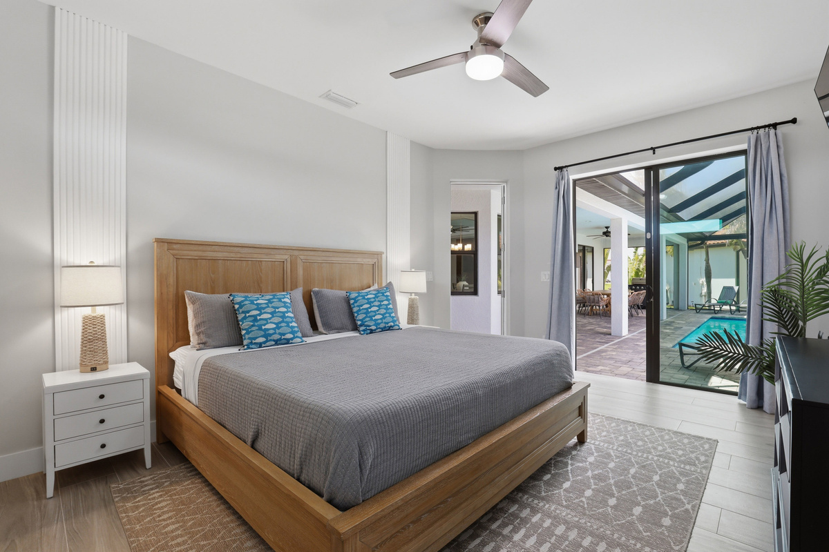 MIL suite with king bed, lanai access, TV & en-suite full bath