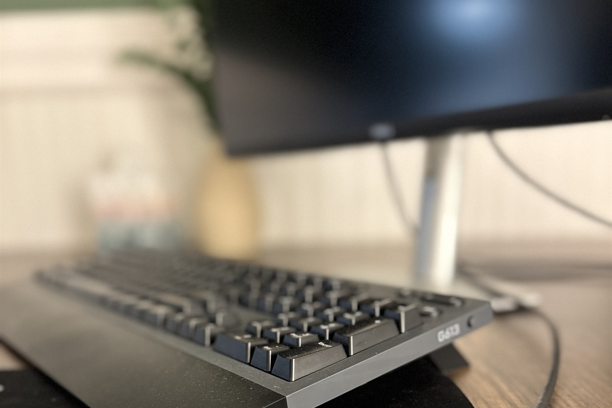 Convenient working station with secondary monitor and docking port (USB-C). Perfect setup for a working vacation!