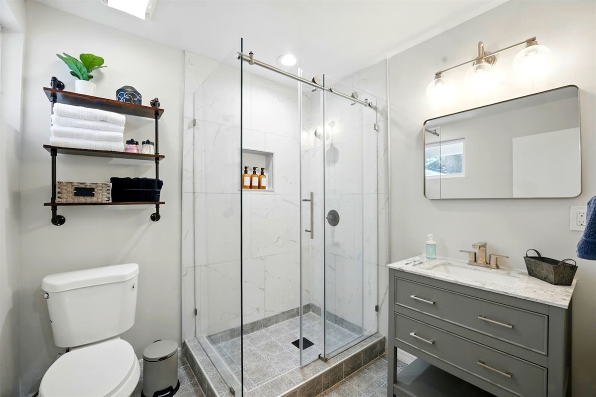 Clean bathroom w/ spacious shower & bright finishes