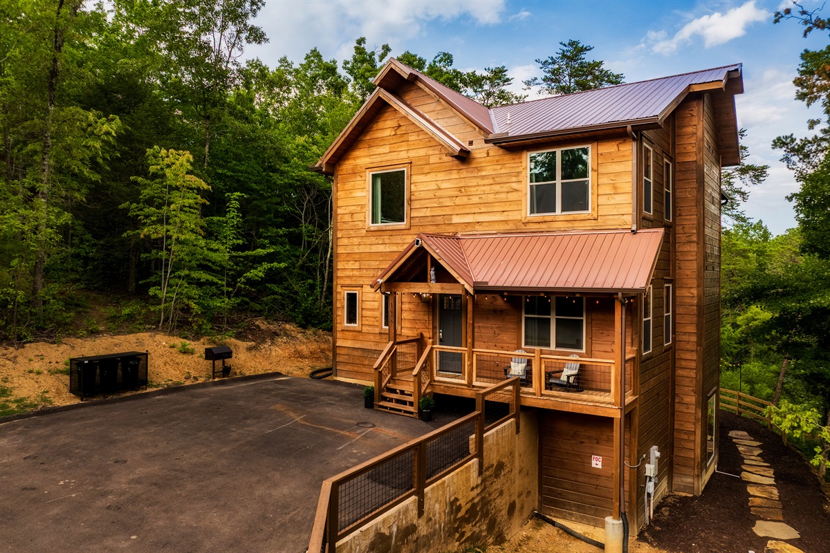 Luxury cabin with private parking and loaded with amenities