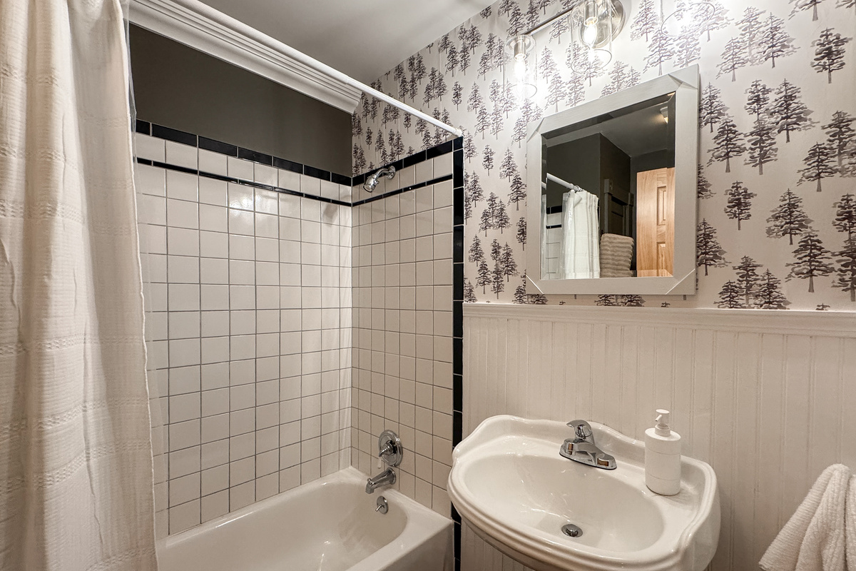 Guest Bathroom with Tub
