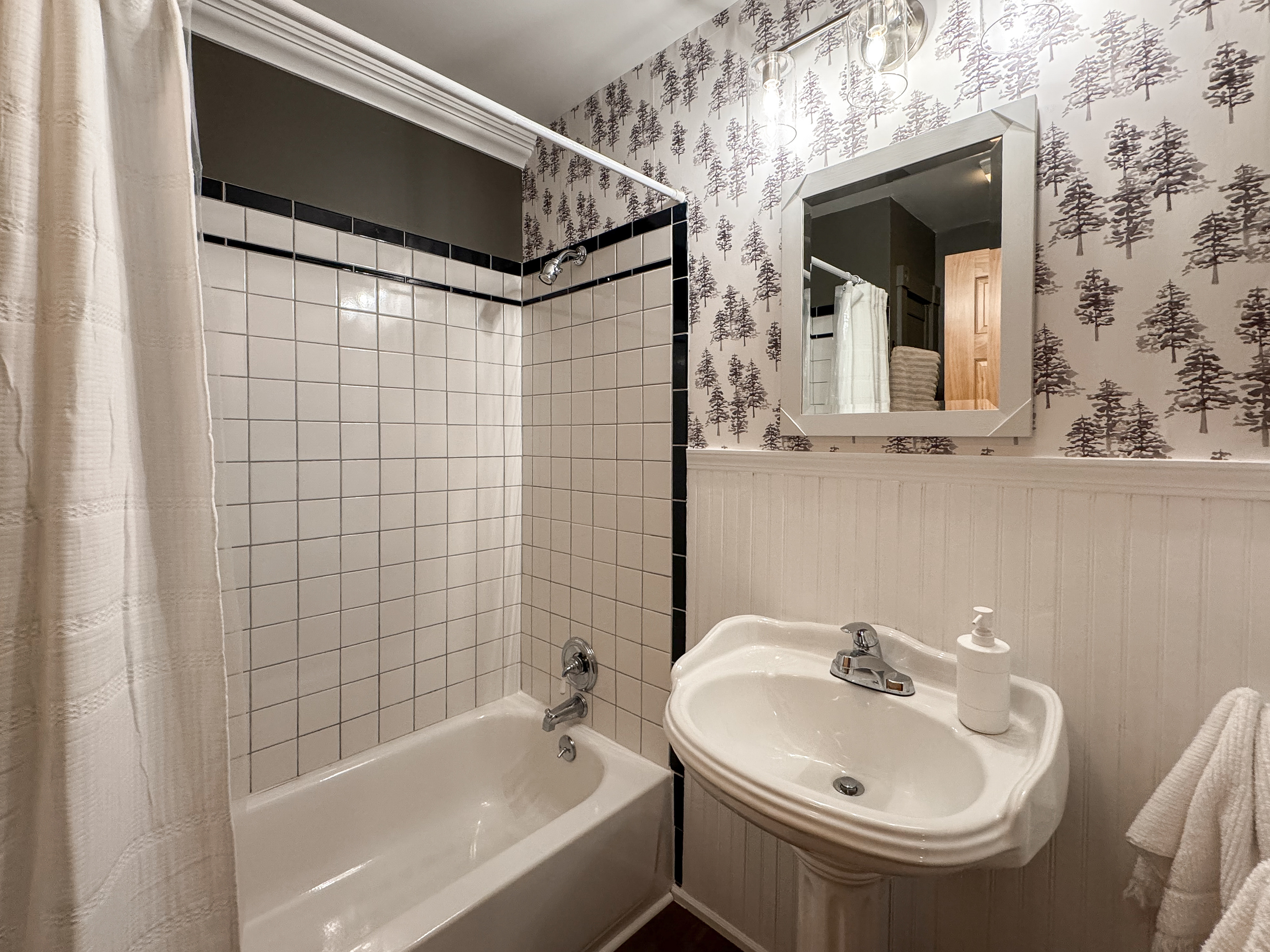 Guest Bathroom with Tub