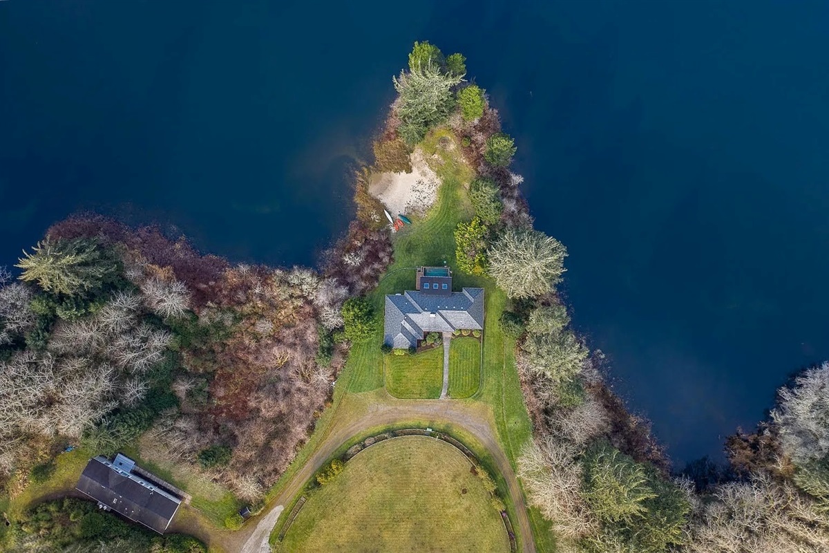 The homes are located just 25 yards apart.