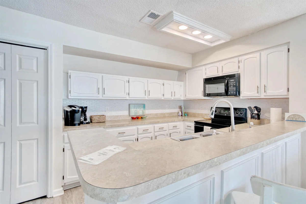 Fully equipped kitchen with breakfast bar