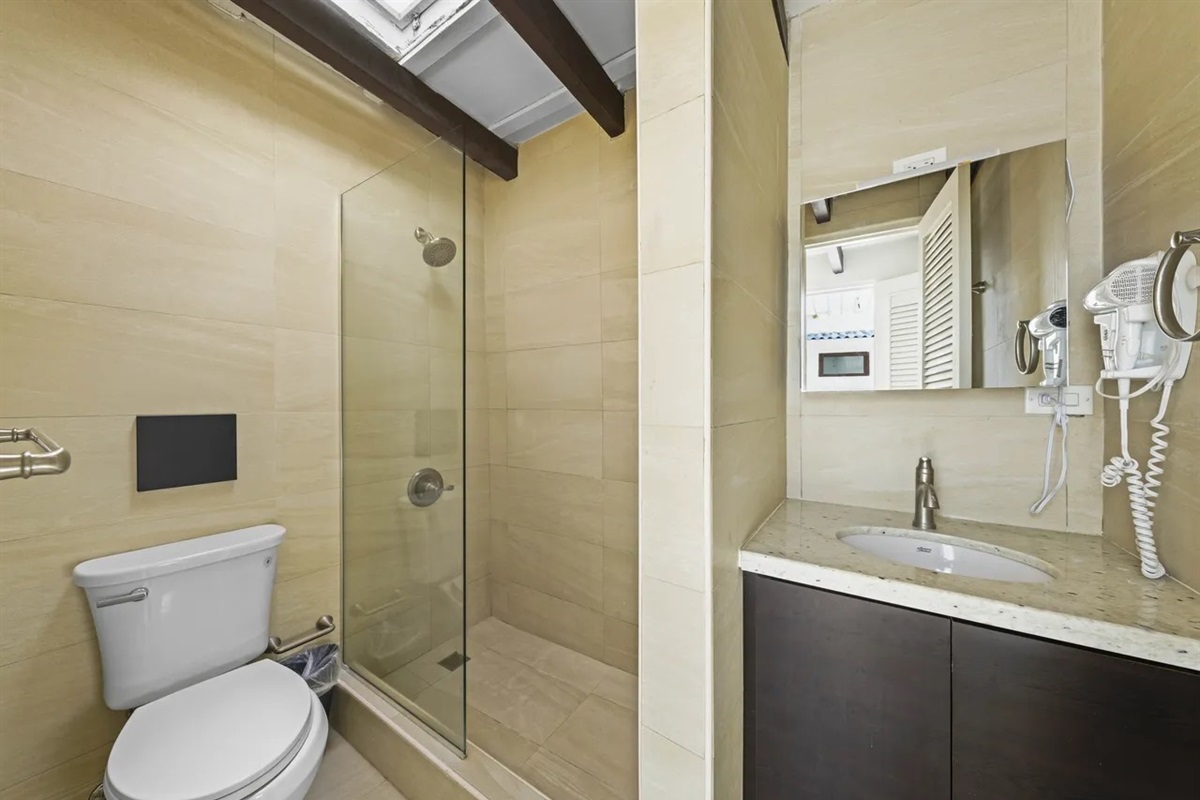 VILLA A SECOND BATHROOM