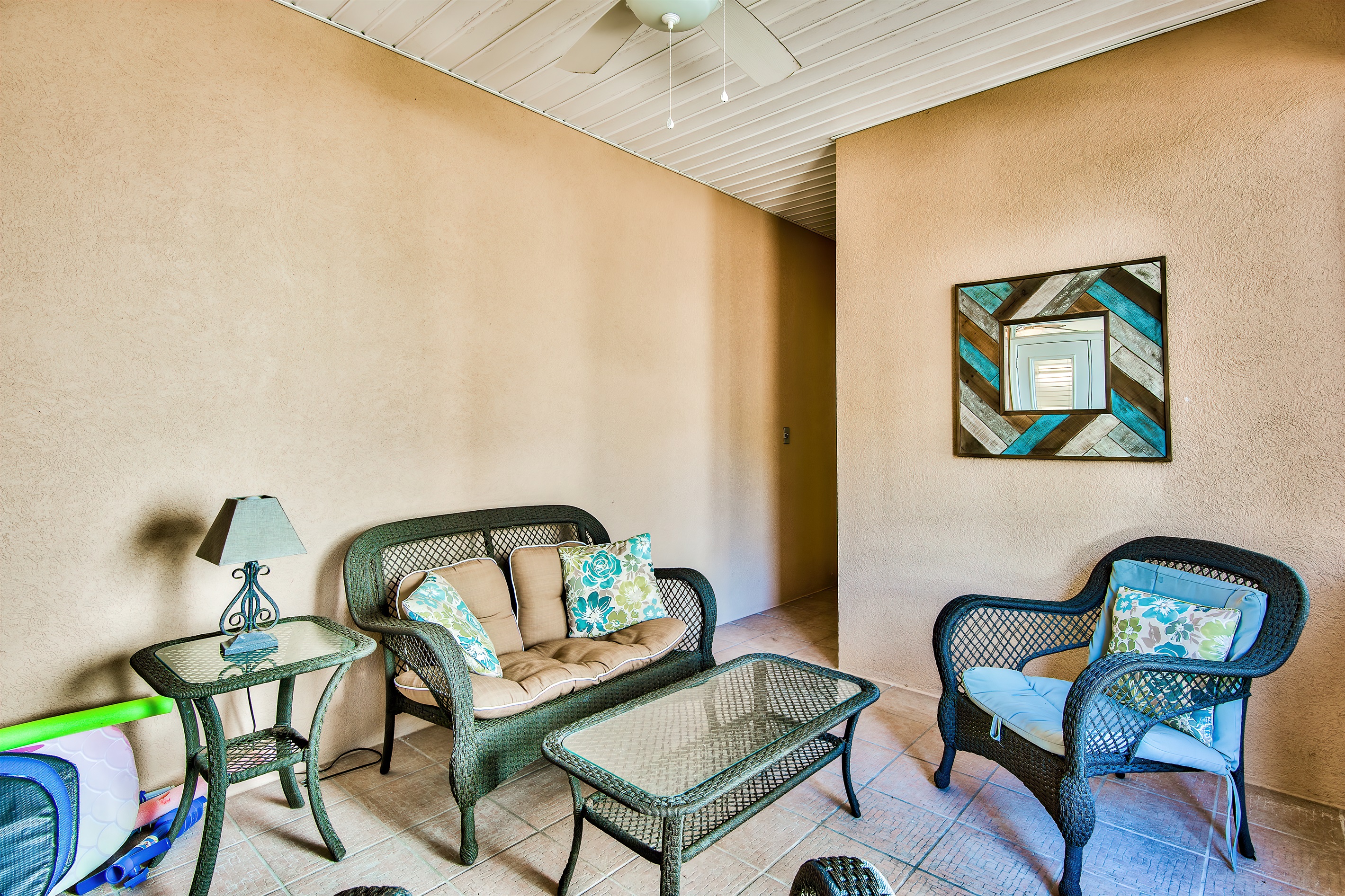 Screened-in patio with outdoor seating
