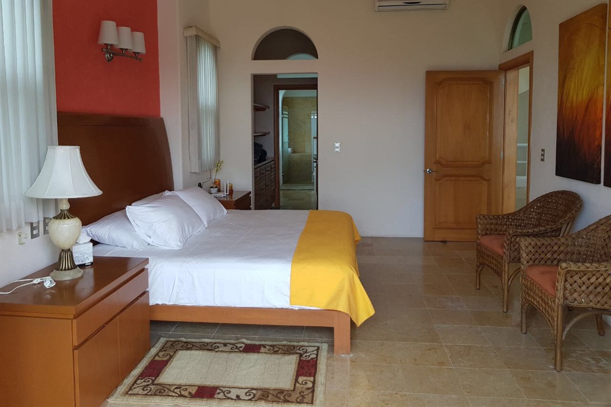 Suite III (2nd Flr) - Looking In