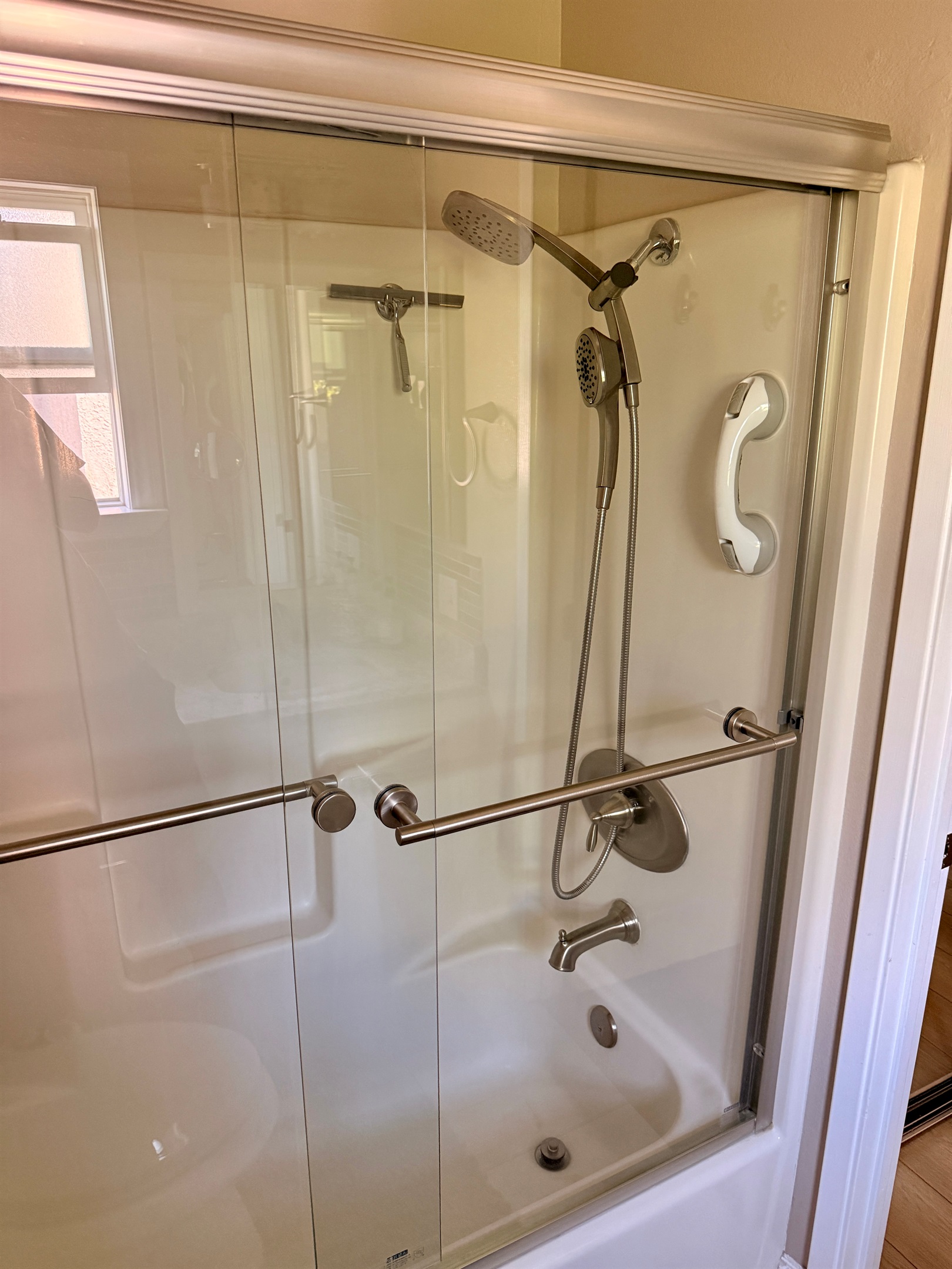 En suite bathroom shower/tub combo