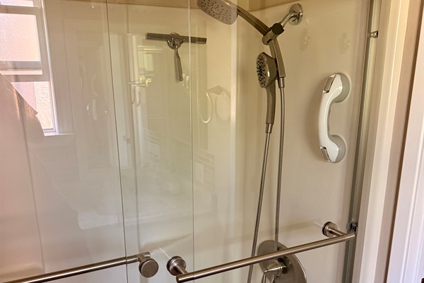En suite bathroom shower/tub combo