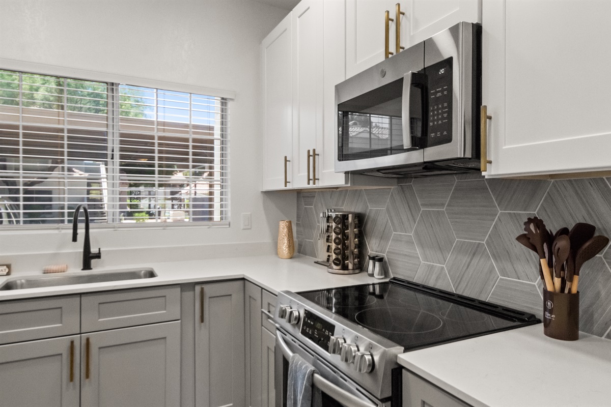 🥐 Prepare your favorite meals in a clean and beautifully designed kitchen.