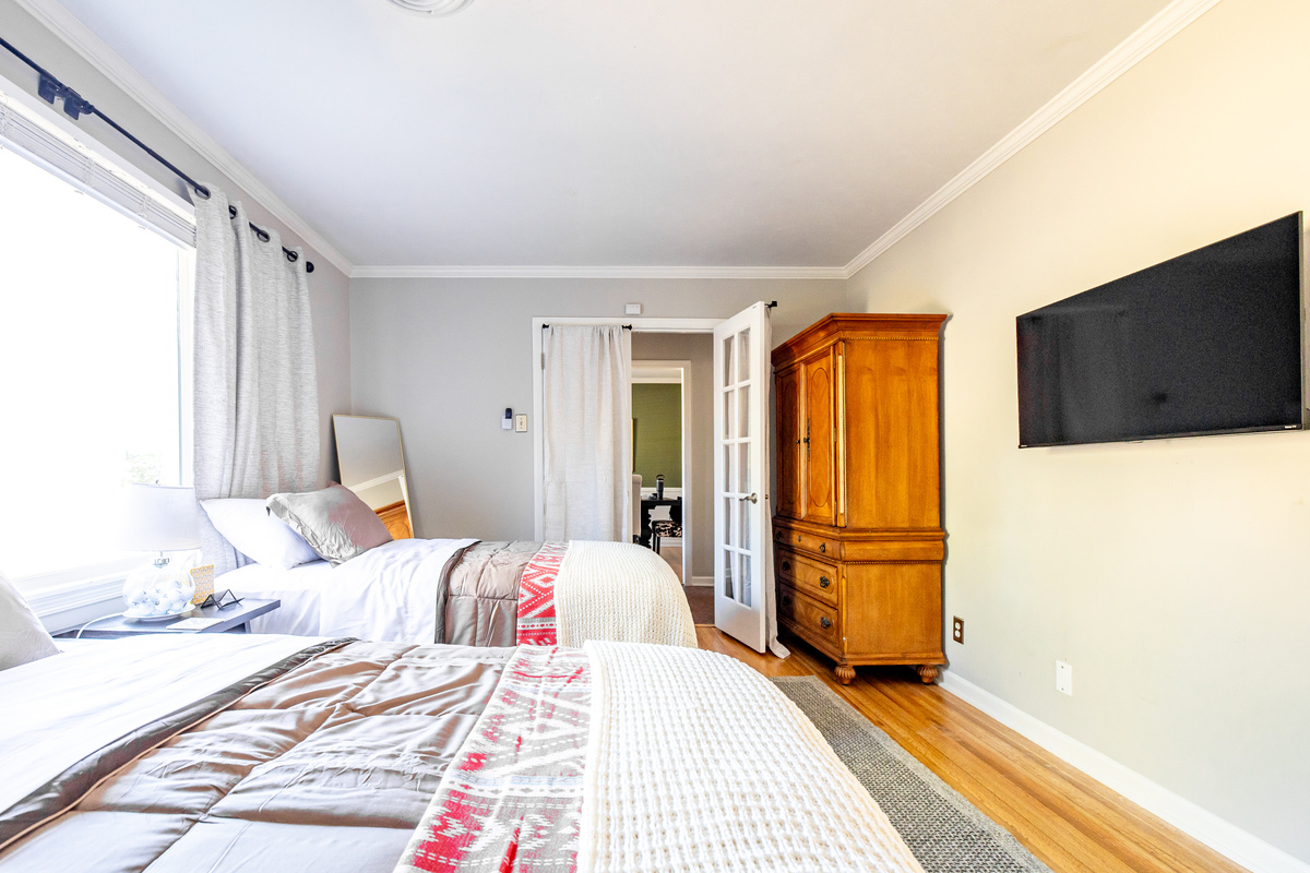 Bedroom 2. Two twin beds + TV + armoire