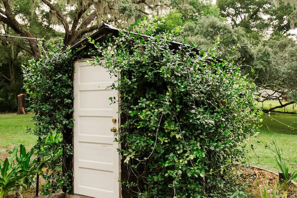 The laundry building, tucked at the edge of the yard. 