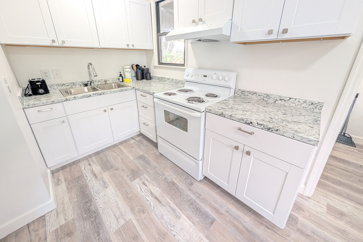 Full kitchen with oven