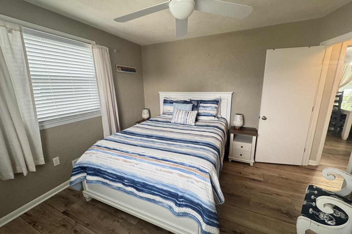 Queen_Bedroom_Striped_Bedding
