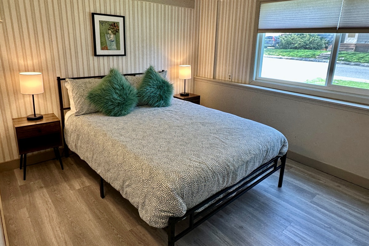 Bedroom 2, Queen, lower level