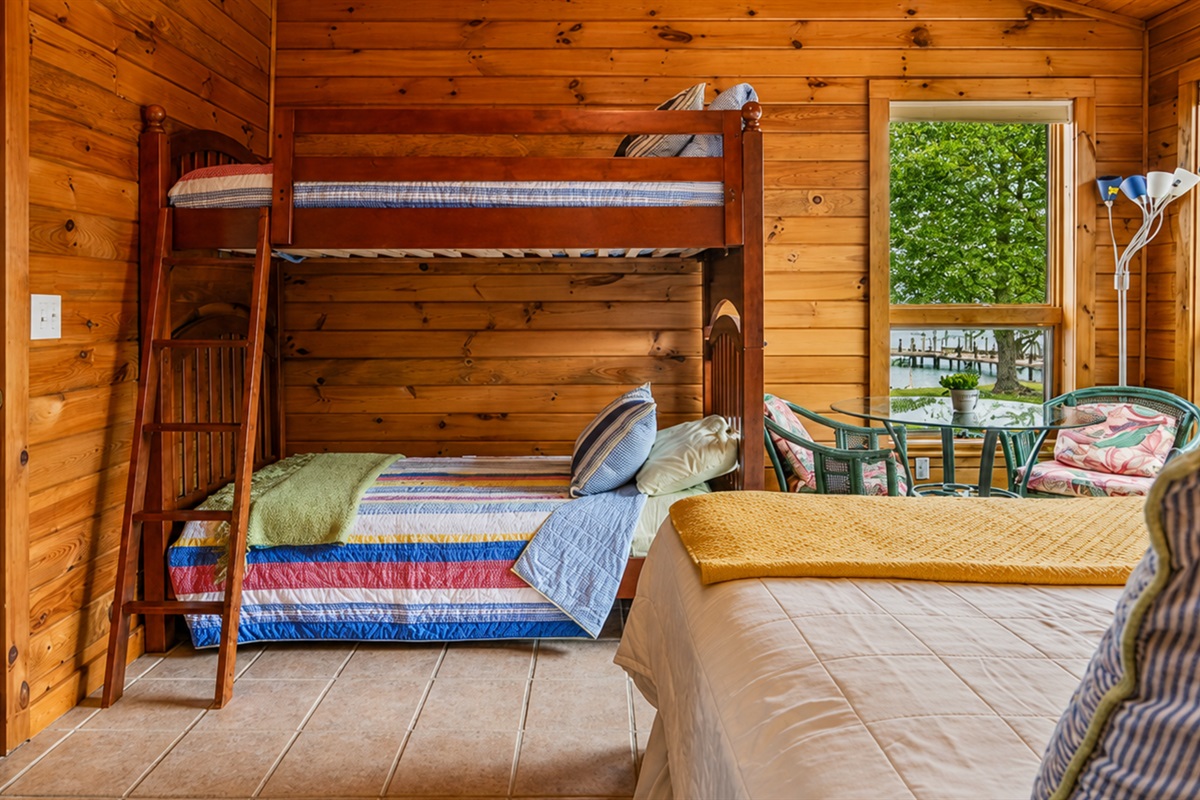 Enjoy the comfort of this spacious room with a bunk bed and stunning views of the lake, ideal for both rest and relaxation. 🌅🛏️🌊
