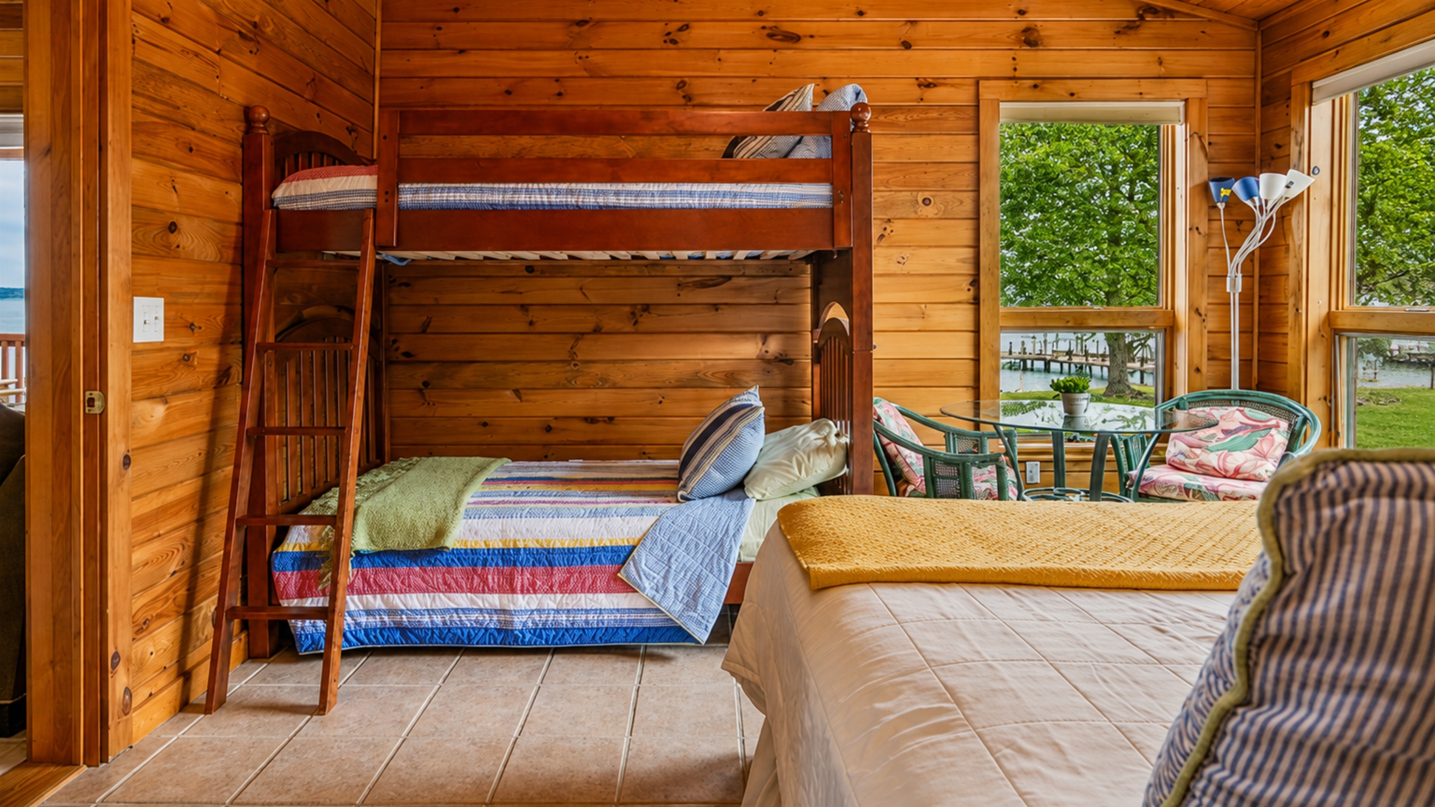 Enjoy the comfort of this spacious room with a bunk bed and stunning views of the lake, ideal for both rest and relaxation. 🌅🛏️🌊