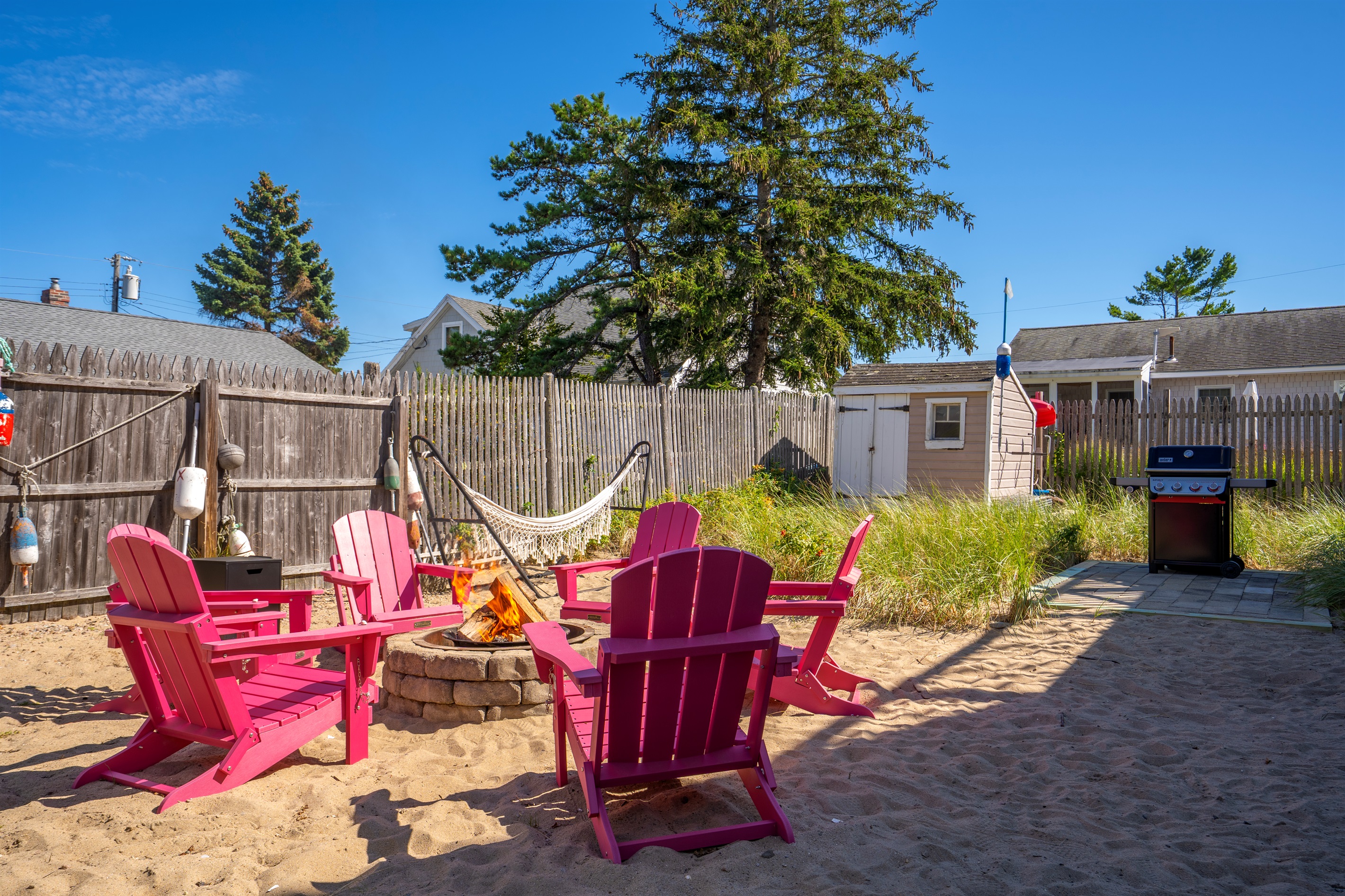 Perfect for chilly nights: our firepit and swing are calling your name!