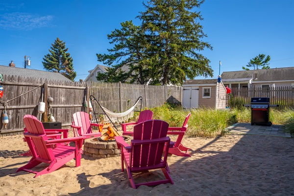 Perfect for chilly nights: our firepit and swing are calling your name!