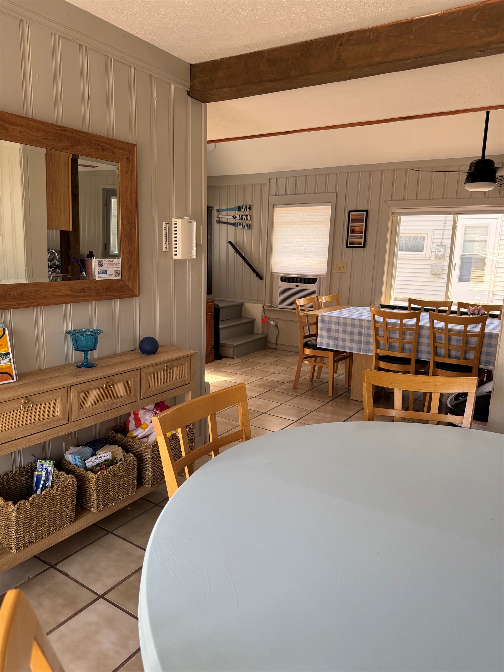 Round dining table