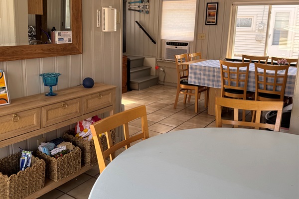 Round dining table